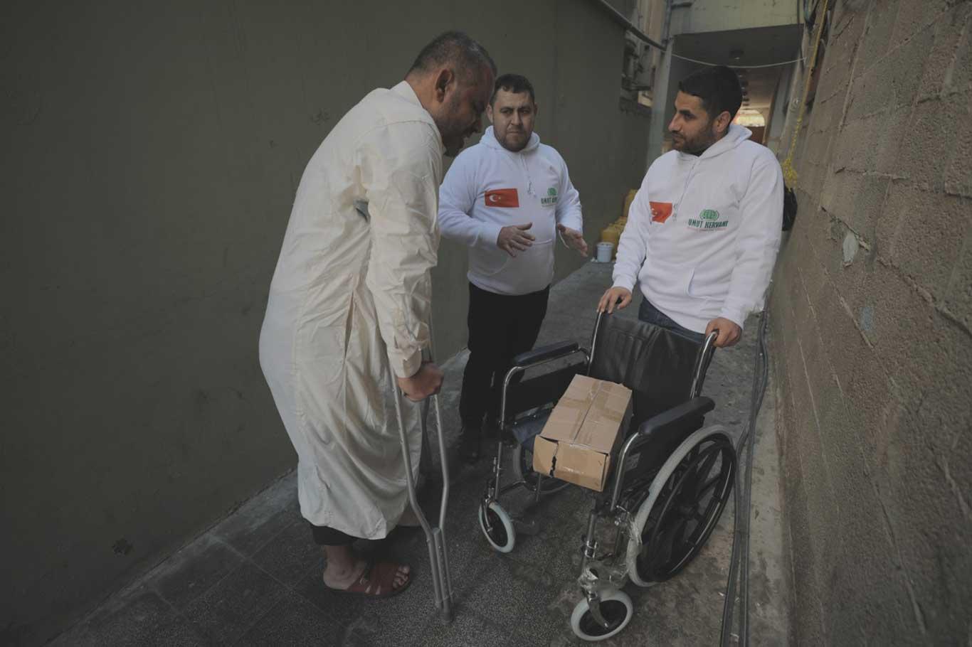 Umut Kervanı Gazzeli gazilere tekerlekli sandalye yardımında bulundu
